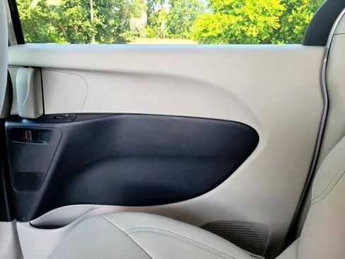 Used 2018 Chrysler Pacifica Touring Plus image 11