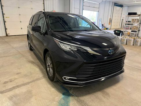 Used 2023 Toyota Sienna XLE AWD/4WD image 3