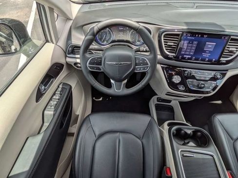 Used 2024 Chrysler Pacifica Touring-L FWD image 18