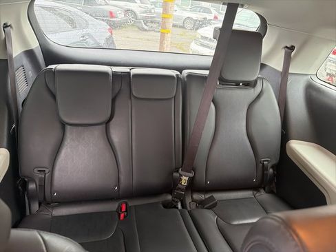 Used 2024 Kia Carnival EX image 8