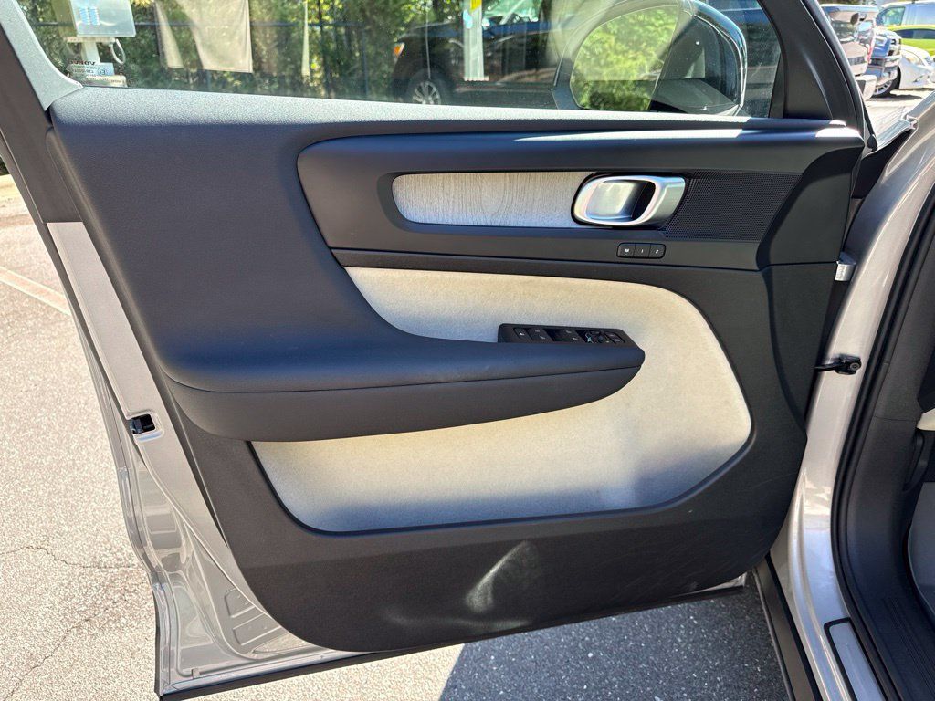 Used 2025 Volvo XC40 B5 Plus AWD/4WD image 16