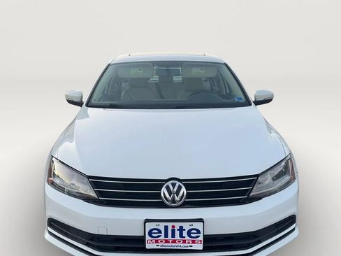 Used 2017 Volkswagen Jetta SE image 2