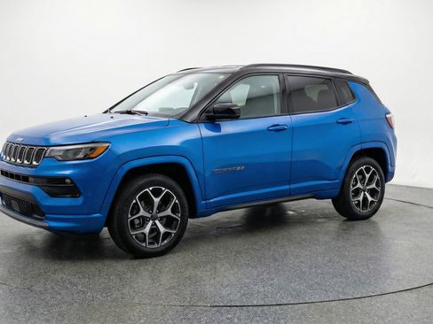 Used 2025 Jeep Compass Limited image 3