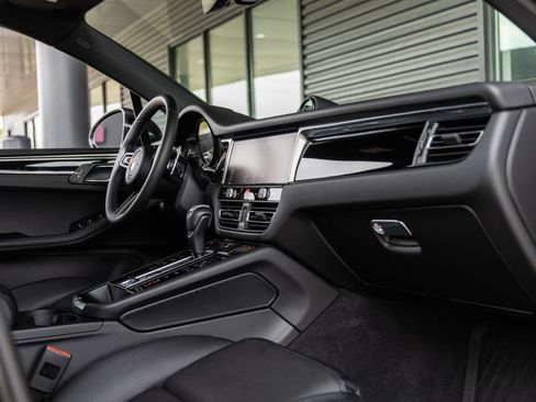 Certified 2026 Porsche Macan AWD/4WD image 46