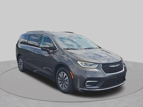 Used 2021 Chrysler Pacifica Touring-L FWD image 2