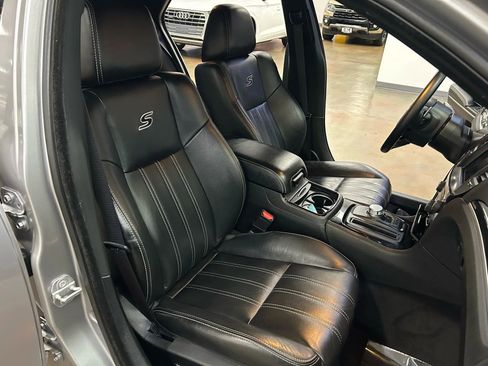 Used 2018 Chrysler 300 S w/ 300S Premium Group image 4