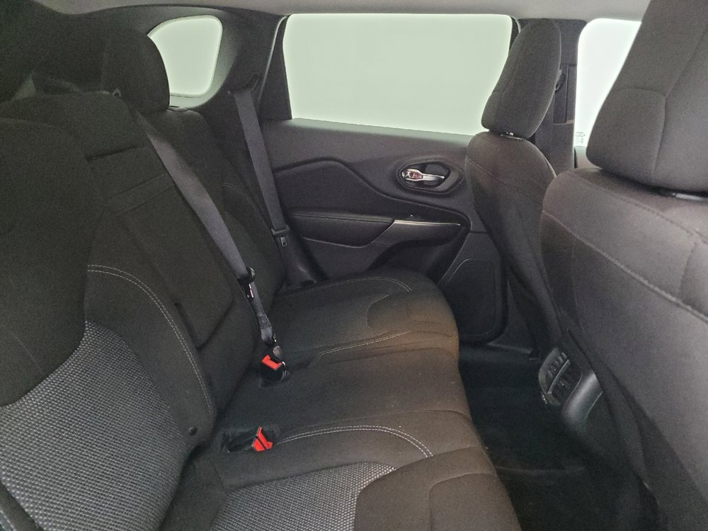 Used 2019 Jeep Cherokee Latitude w/ Popular Appearance Group AWD/4WD image 19