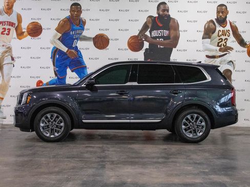 Used 2025 Kia Telluride LX FWD image 17