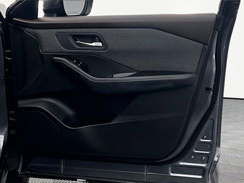 Used 2023 Nissan Rogue SV image 24