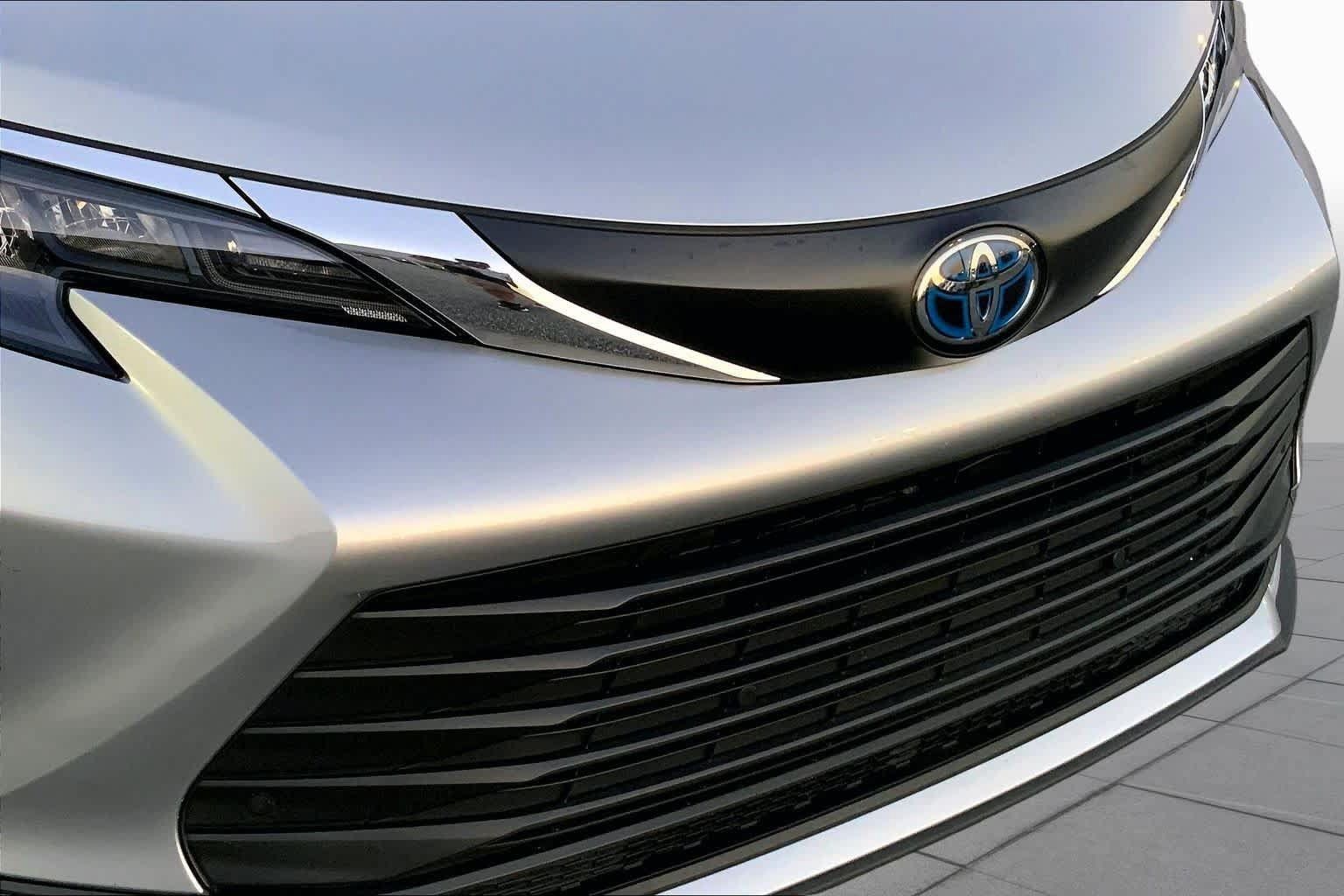 Used 2025 Toyota Sienna XLE FWD image 27