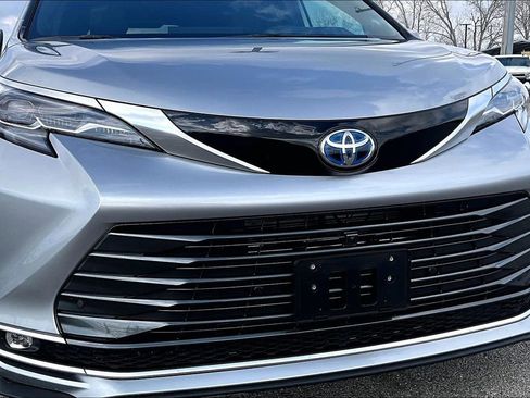 Used 2025 Toyota Sienna Platinum image 41