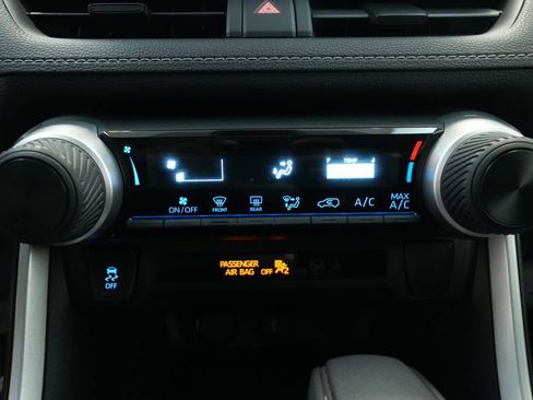 Used 2020 Toyota RAV4 LE image 28