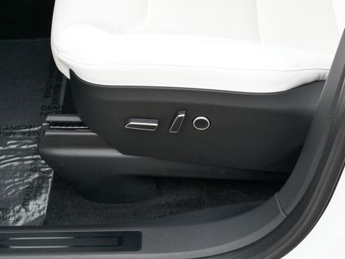 Used 2022 Tesla Model X image 17