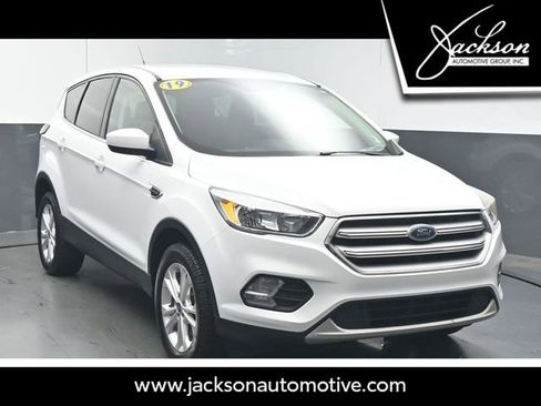 Used 2019 Ford Escape SE image 1