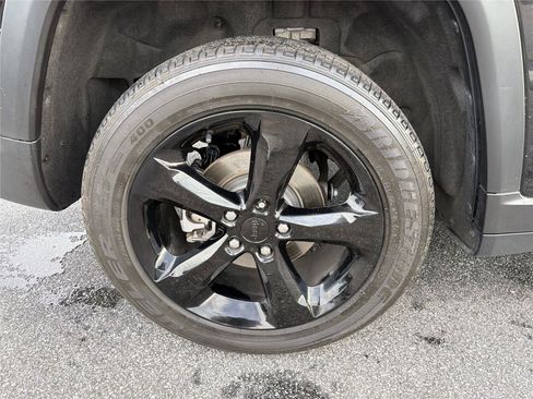 Used 2024 Jeep Grand Cherokee Laredo AWD/4WD image 16