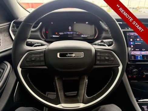 Used 2023 Jeep Grand Cherokee Limited w/ Black Appearance Package AWD/4WD image 17