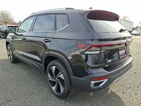 New 2026 Volkswagen Taos SE image 3