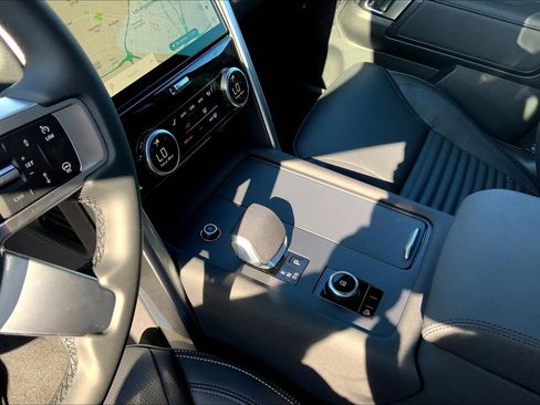 New 2025 Land Rover Discovery S image 8