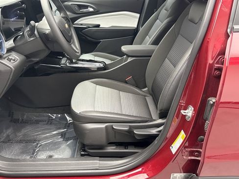 Used 2025 Chevrolet Trax LT FWD image 11