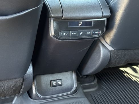 Used 2021 Toyota Highlander XLE FWD image 17
