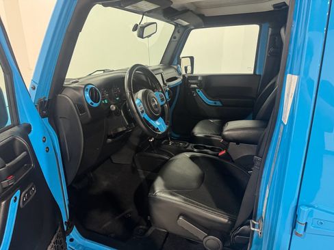 Used 2017 Jeep Wrangler Unlimited Sahara AWD/4WD image 16