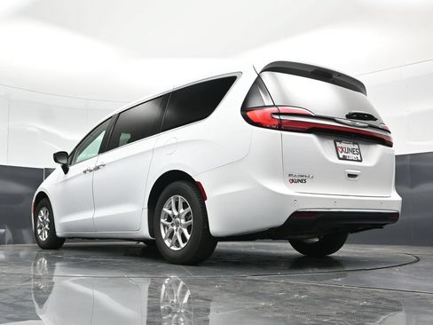 Used 2024 Chrysler Pacifica Touring-L FWD image 60