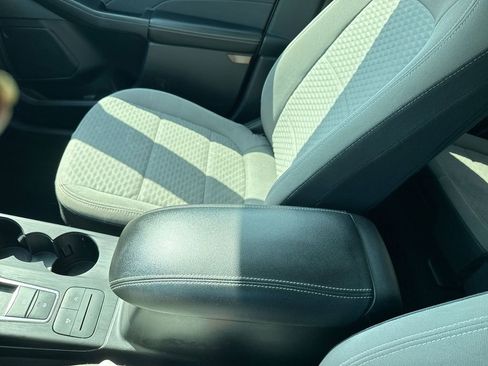 Used 2022 Ford Escape SE image 24