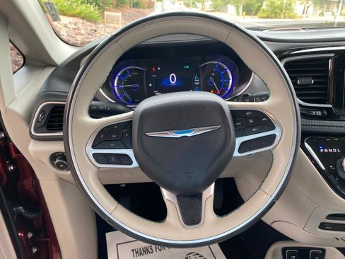 Used 2018 Chrysler Pacifica Limited FWD image 63