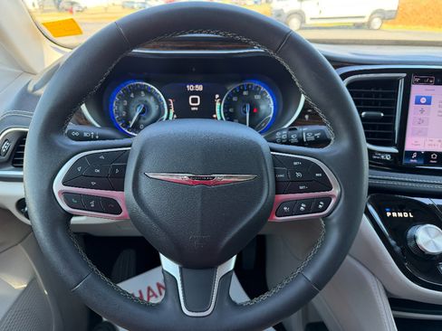 Used 2023 Chrysler Pacifica Limited FWD image 47