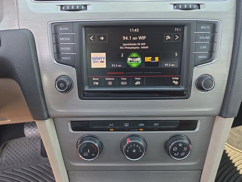 Used 2016 Volkswagen Golf S FWD image 21