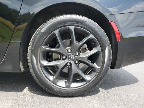 Used 2026 Chrysler Pacifica Limited w/ S Appearance Package FWD image 9