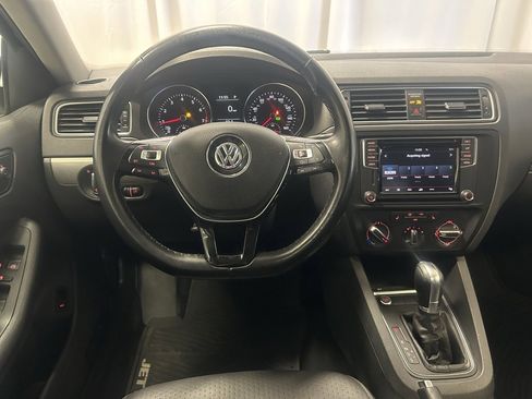 Used 2018 Volkswagen Jetta SE image 3