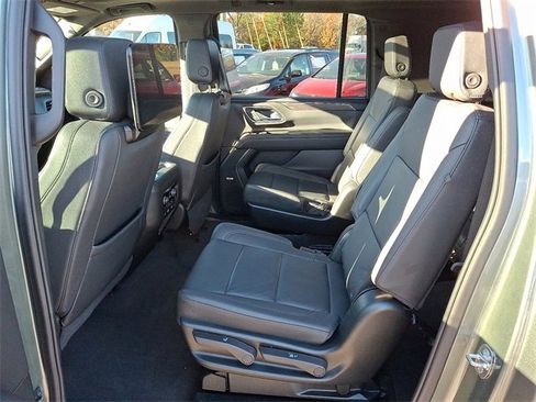 Used 2024 Chevrolet Suburban Z71 w/ Luxury Package image 8