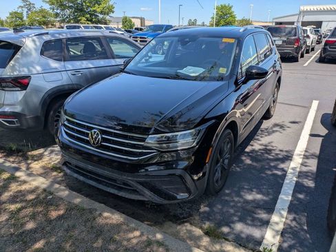 Used 2023 Volkswagen Tiguan SE w/ Panoramic Sunroof Package FWD image 3