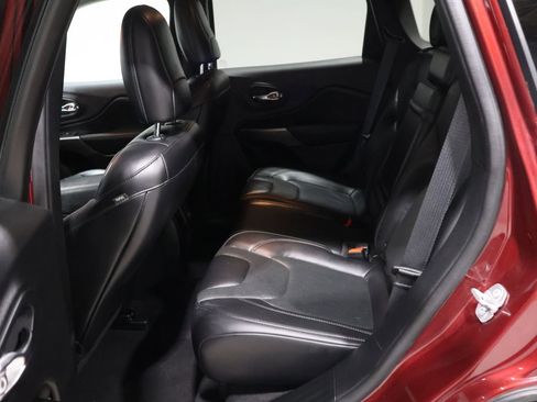 Used 2019 Jeep Cherokee Limited image 18