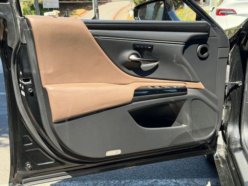 Used 2025 Lexus ES 300h w/ Premium Package image 28