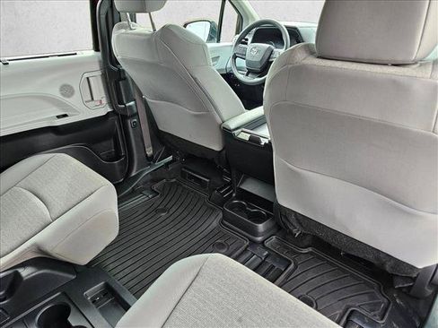 Used 2025 Toyota Sienna LE AWD/4WD image 16