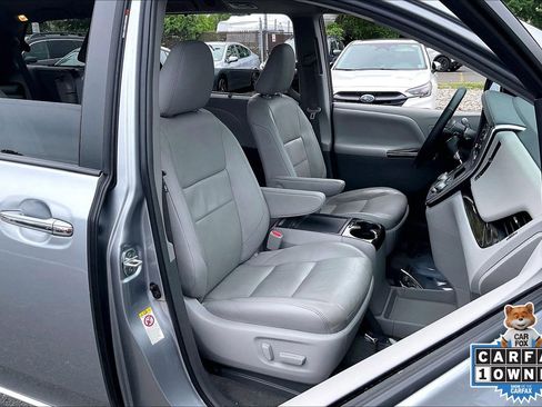 Used 2018 Toyota Sienna XLE w/ XLE Navigation Package FWD image 7