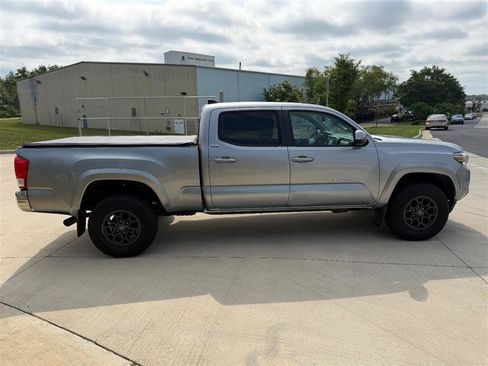 Used 2017 Toyota Tacoma SR5 w/ Tow Package AWD/4WD image 9