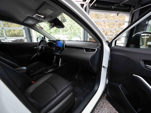 Used 2023 Toyota Corolla Cross XLE image 26