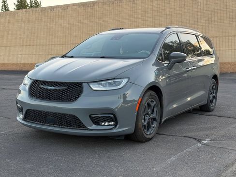 Used 2021 Chrysler Pacifica Touring-L w/ Uconnect Theater Family Group FWD image 2