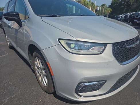 Used 2024 Chrysler Pacifica Touring FWD image 8