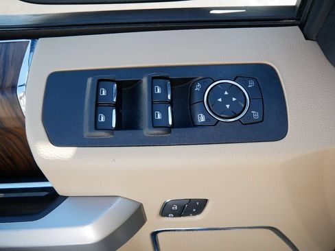 Used 2019 Ford F150 Lariat w/ Equipment Group 502A Luxury AWD/4WD image 17