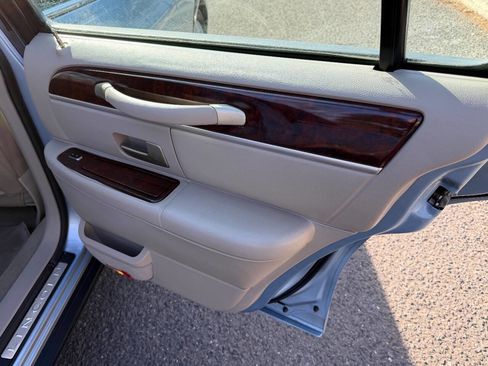 Used 2007 Lincoln Town Car Signature Limited image 36