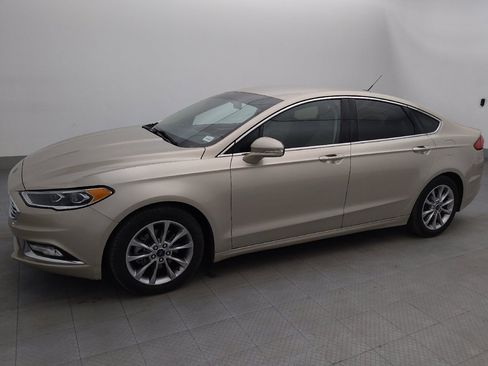 Used 2017 Ford Fusion SE w/ Fusion SE Technology Package image 2