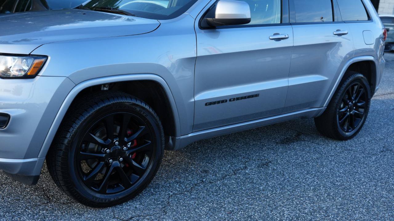 Used 2019 Jeep Grand Cherokee Altitude AWD/4WD image 11