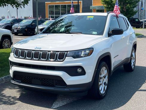 Used 2023 Jeep Compass Latitude w/ Sun and Sound Group AWD/4WD image 2