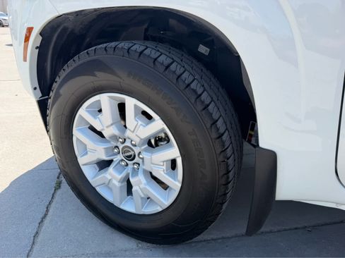 Used 2022 Nissan Frontier SV w/ Technology Package RWD image 18