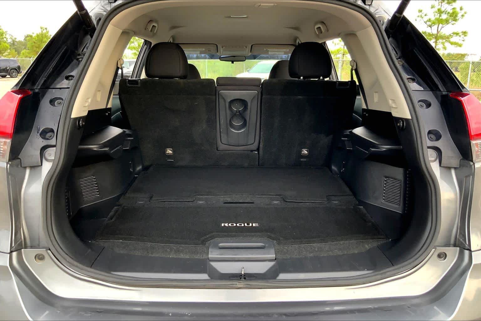 Used 2018 Nissan Rogue SV w/ Premium Package FWD image 34