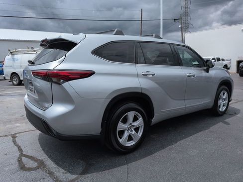 Used 2022 Toyota Highlander L AWD/4WD image 5